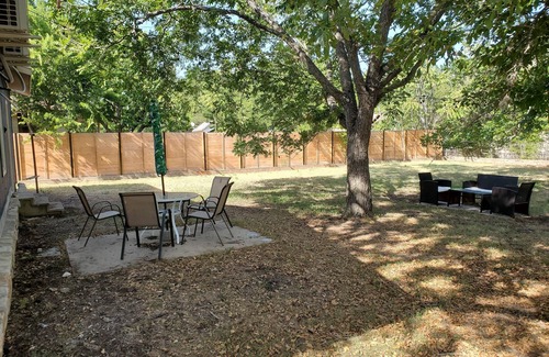Blanco Casa | Less than 5 minutes to Blanco River, cozy 3 bedroom house with huge backyard!