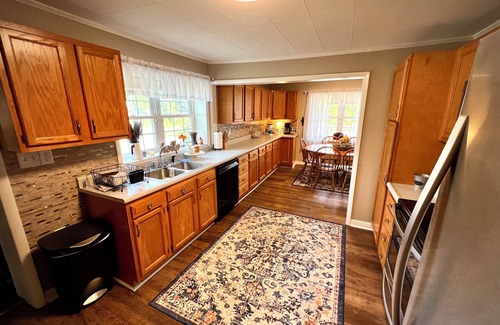 Victor Casa | Lester Lodge minutes to New River Gorge. Charming 4 bedroom house on 4.5 acres
