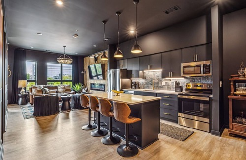 Edgehill Condominio | Let 'Er Buck Nashville on Music Row near Broadway with Pool, Patio, Parking