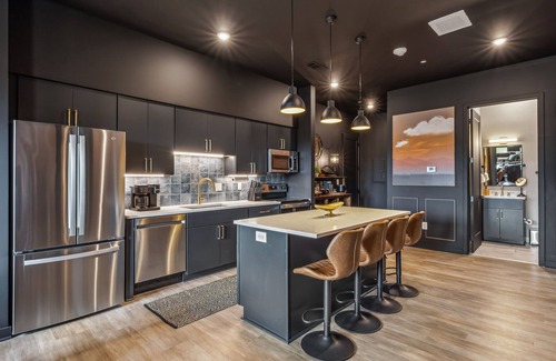 Edgehill Condominio | Let 'Er Buck Nashville on Music Row near Broadway with Pool, Patio, Parking