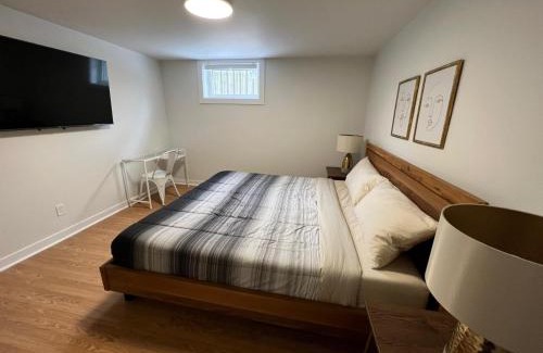 Barrie Casa | Letitia Heights !B Spacious and Quiet Private Bedroom with Shared Bathroom