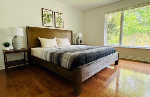 Barrie Casa | Letitia Heights !G Stylish and Spacious Private Bedroom with Shared Bathroom