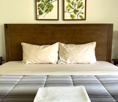 Barrie Casa | Letitia Heights !G Stylish and Spacious Private Bedroom with Shared Bathroom