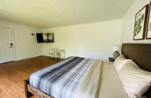 Barrie Casa | Letitia Heights !G Stylish and Spacious Private Bedroom with Shared Bathroom