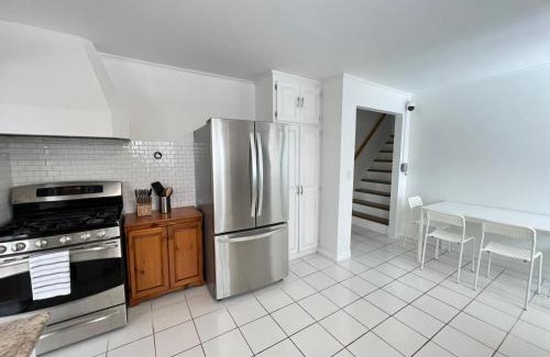 Barrie Casa | Letitia Heights !G Stylish and Spacious Private Bedroom with Shared Bathroom