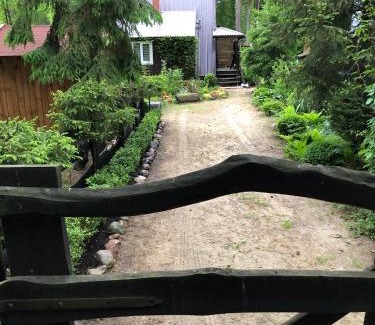 Blanki Cabina | Letnisko SYMSAR 6, Drewniany domek letniskowy z ogrodem