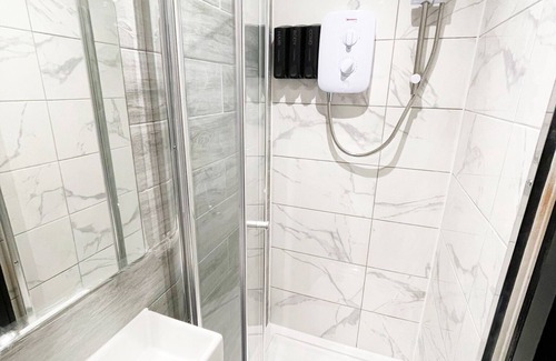 West Harrow Apartamento | Letzi private en-suite, North Harrow.