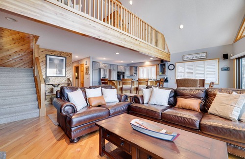 Lakeville Casa | Level Lake Wallenpaupack Lakefront w/Private Dock, Hottub, Kayaks & Paddleboards
