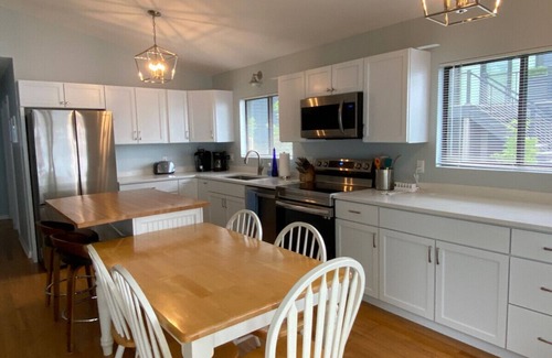 Skaneateles Casa | Level Skaneateles Lakefront Woodland Cottage