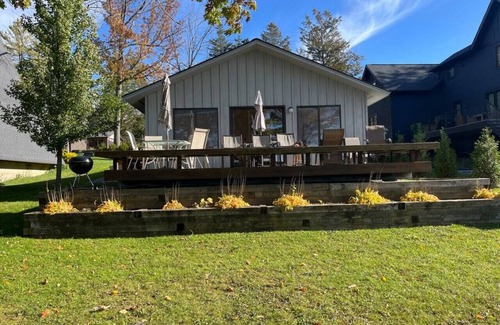 Skaneateles Casa | Level Skaneateles Lakefront Woodland Cottage