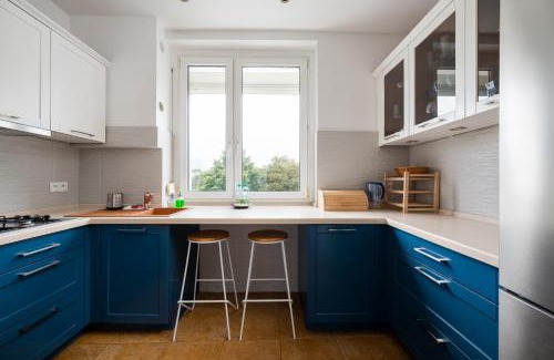 Muranow Apartamento | Lewartowskiego Royal Blue Apartment by BookingHost