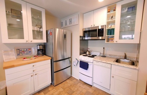 Lewes Condominio | LEWES BEACH-WATERFRONT GETAWAY...WONDERFUL 2-BED/2-BA...POOL-WIFI- LARGE BALCONY