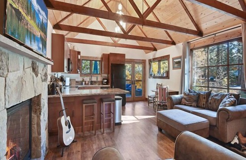 Kings Beach Cabina | Lewis Lair - Renovated, Dog-Friendly, Lake & Ski