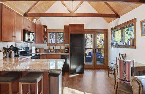 Kings Beach Cabina | Lewis Lair - Renovated, Dog-Friendly, Lake & Ski