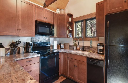 Kings Beach Cabina | Lewis Lair - Renovated, Dog-Friendly, Lake & Ski