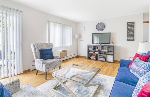 Des Plaines Apartamento | Lg. 2 br Apt. 10 minutes from Airport w/ Free Parking
