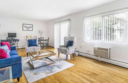 Des Plaines Apartamento | Lg. 2 br Apt. 10 minutes from Airport w/ Free Parking