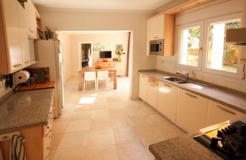 Empedrola Villa | Lg Villa de lujo de 5 camas con jardín y piscina con césped y vistas al mar y la montaña