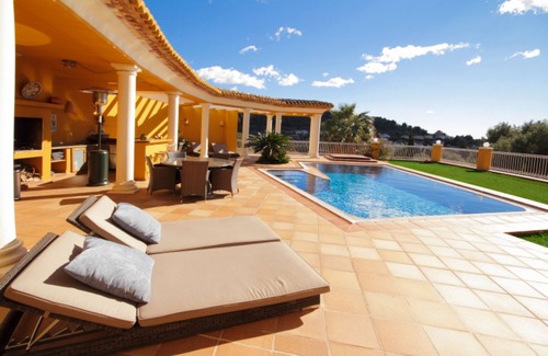 Empedrola Villa | Lg Villa de lujo de 5 camas con jardín y piscina con césped y vistas al mar y la montaña