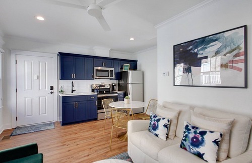 Historic District - North Apartamento | Liberty Lane Carriage House With Garage Spot!