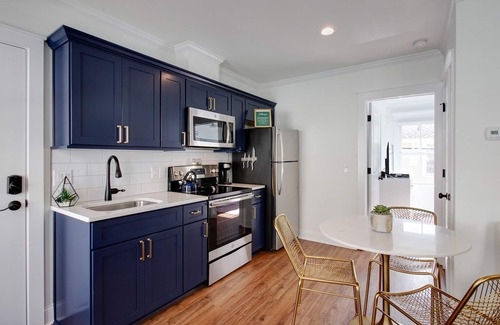 Historic District - North Apartamento | Liberty Lane Carriage House With Garage Spot!
