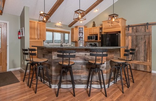 North Glade Hills Casa | License to Chill | Lake Access + Outdoor Space