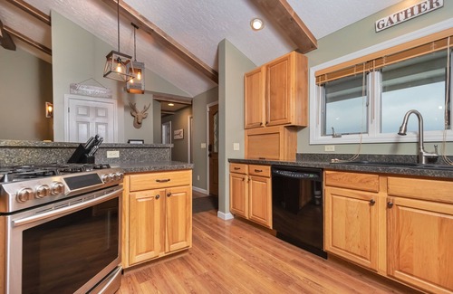 North Glade Hills Casa | License to Chill | Lake Access + Outdoor Space