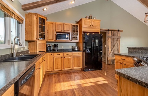 North Glade Hills Casa | License to Chill | Lake Access + Outdoor Space