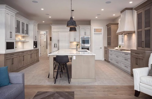 Central Okanagan Casa | Licensed Lakeside with Pool, 6 bed, 5 bath full house