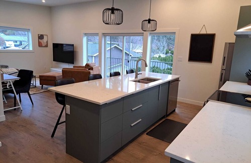 Okanagan-Similkameen Casa | Licensed: New build carriage house close to hiking, biking, beaches and wineries