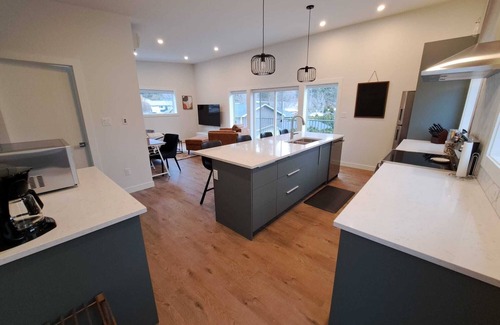 Okanagan-Similkameen Casa | Licensed: New build carriage house close to hiking, biking, beaches and wineries