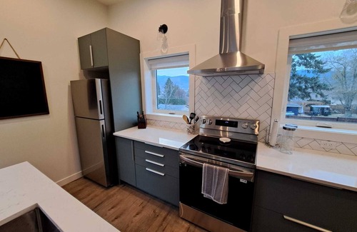 Okanagan-Similkameen Casa | Licensed: New build carriage house close to hiking, biking, beaches and wineries