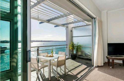Auckland Central Business District Apartamento | Life on Water- Princes Wharf apartment with fabulous views