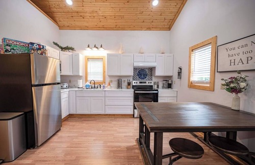 Smithville Casa | Light and Bright Cabin with open floor plan and loft minutes from Pates Ford Marina