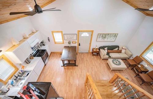 Smithville Casa | Light and Bright Cabin with open floor plan and loft minutes from Pates Ford Marina