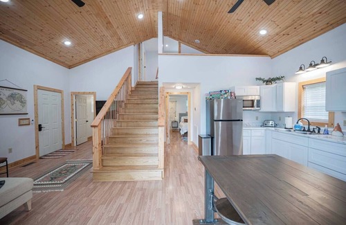 Smithville Casa | Light and Bright Cabin with open floor plan and loft minutes from Pates Ford Marina