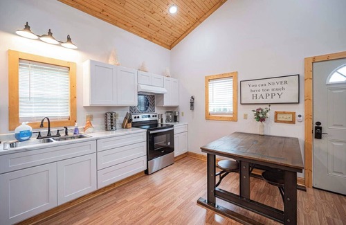 Smithville Casa | Light and Bright Cabin with open floor plan and loft minutes from Pates Ford Marina