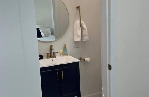 Redmond Casa | Light, bright & clean, studio guest suite with private entrance and hot tub!