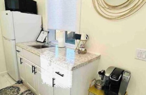 Redmond Casa | Light, bright & clean, studio guest suite with private entrance and hot tub!