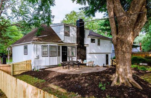 Overland Park Casa | Light Bright OP Remodeled Home 4BD 2BTH