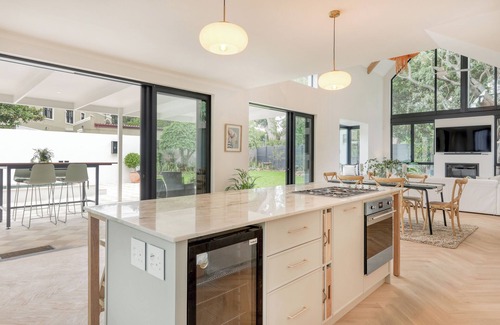 Constantia Cabaña | Light-Filled 2-Bed Cottage | Plunge Pool & Braai