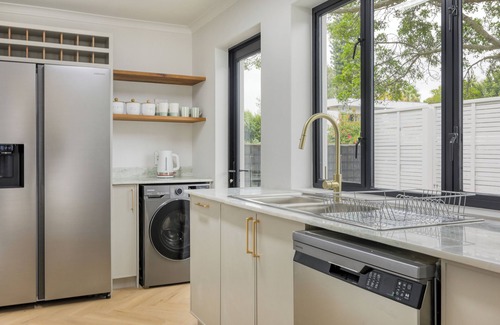 Constantia Cabaña | Light-Filled 2-Bed Cottage | Plunge Pool & Braai