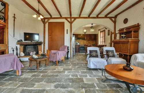 Anavyssos Apartamento | Light-filled 2BD home with Garden near the Beach