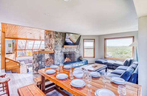 Warrenton Casa | Light-filled Custom Beachfront Home with Game Room, Hot Tub!