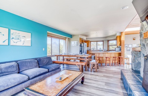 Warrenton Casa | Light-filled Custom Beachfront Home with Game Room, Hot Tub!