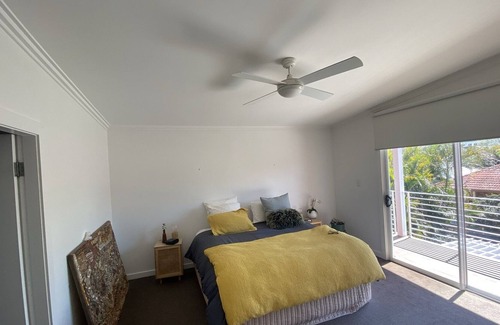 Botany Casa | Light filled large home. 8mins drive to popular Eastern Suburbs beach