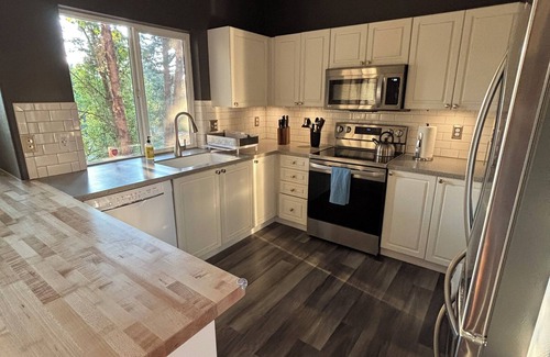 Sherwood - Tualatin South Casa | Light-Filled Modern PNW Retreat — Tualatin 3BR