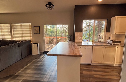 Sherwood - Tualatin South Casa | Light-Filled Modern PNW Retreat — Tualatin 3BR