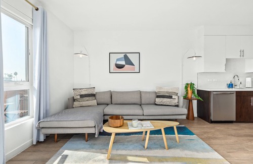 Carthay Circle Condominio | Light-Filled Sanctuary in Iconic Los Angeles