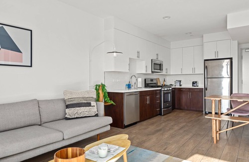 Carthay Circle Condominio | Light-Filled Sanctuary in Iconic Los Angeles